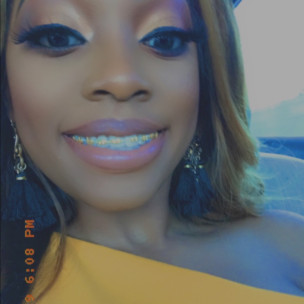 Meet your Posher, Aneshia